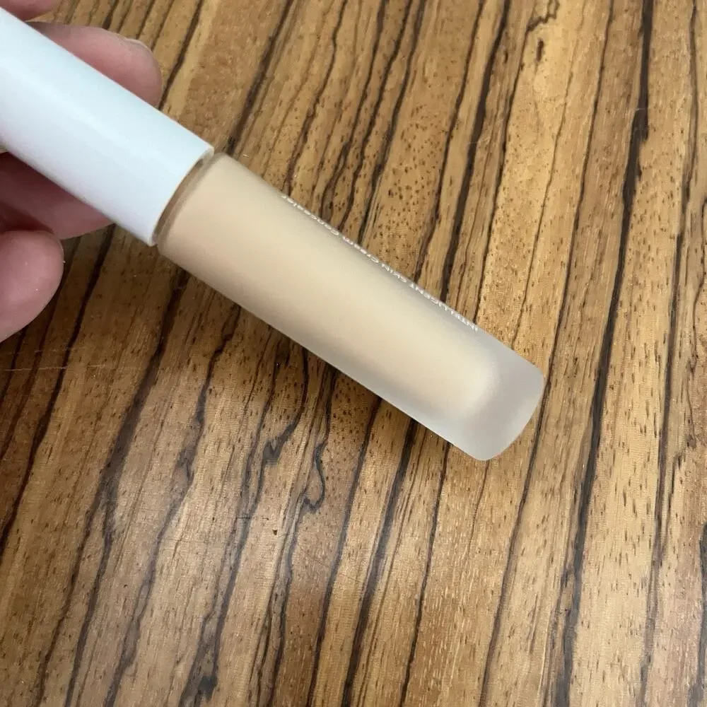 et al. Intelligent Skin Cream Concealer 80W 5ml